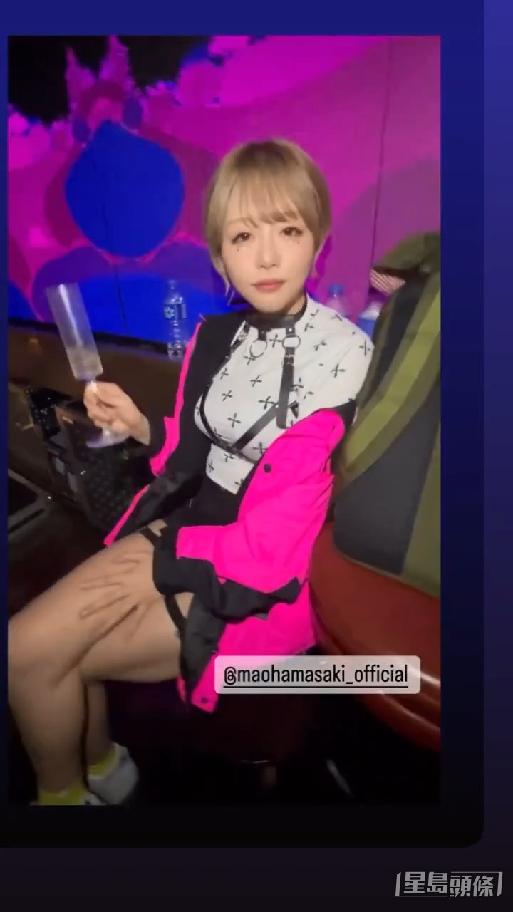 昨晚浜崎真緒有表演，身穿白色短袖tee看似好密實，但加上綁胸皮帶令胸型表露無遺。
