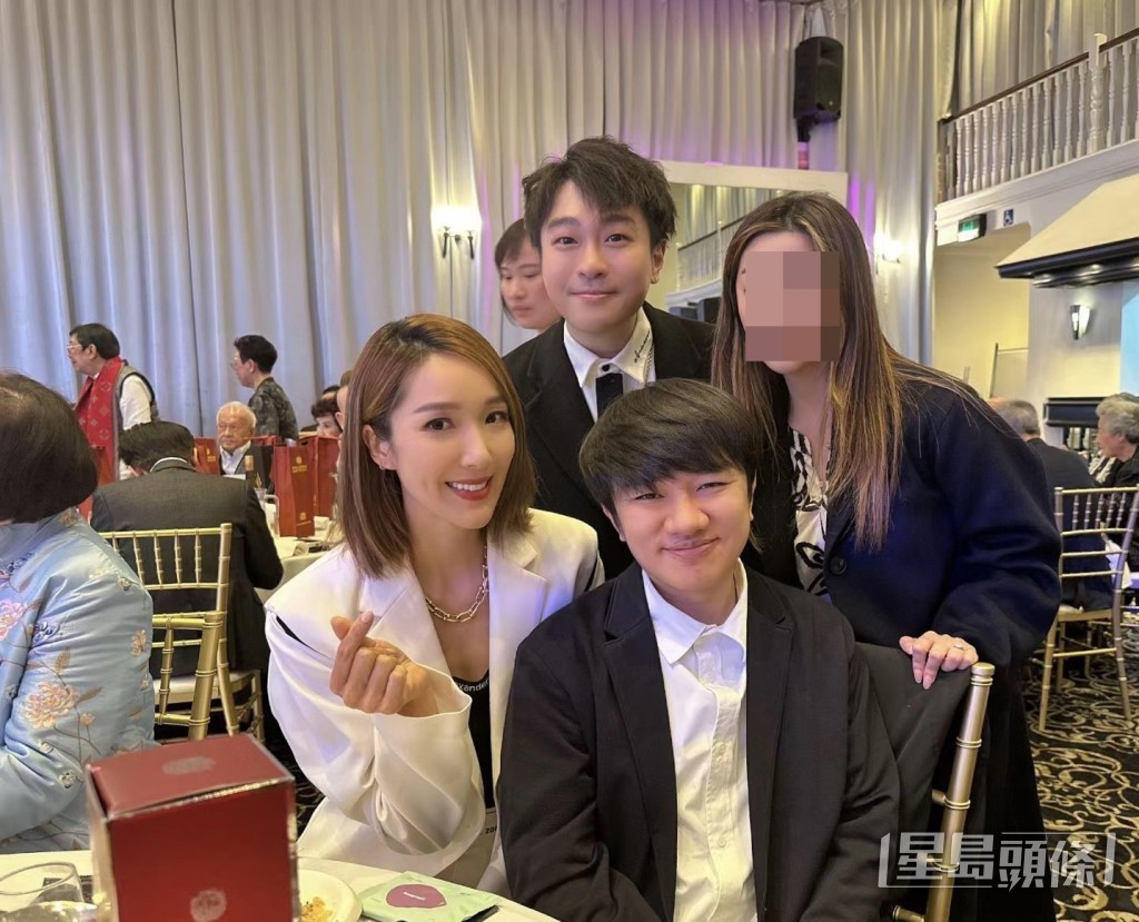 (前右起)王祖藍與太太李亞男Nice爆與賓客合照。