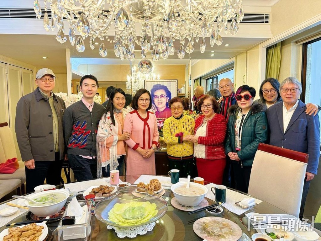 汪明荃分享兔年年初二到仙姐家拜年的靚相。