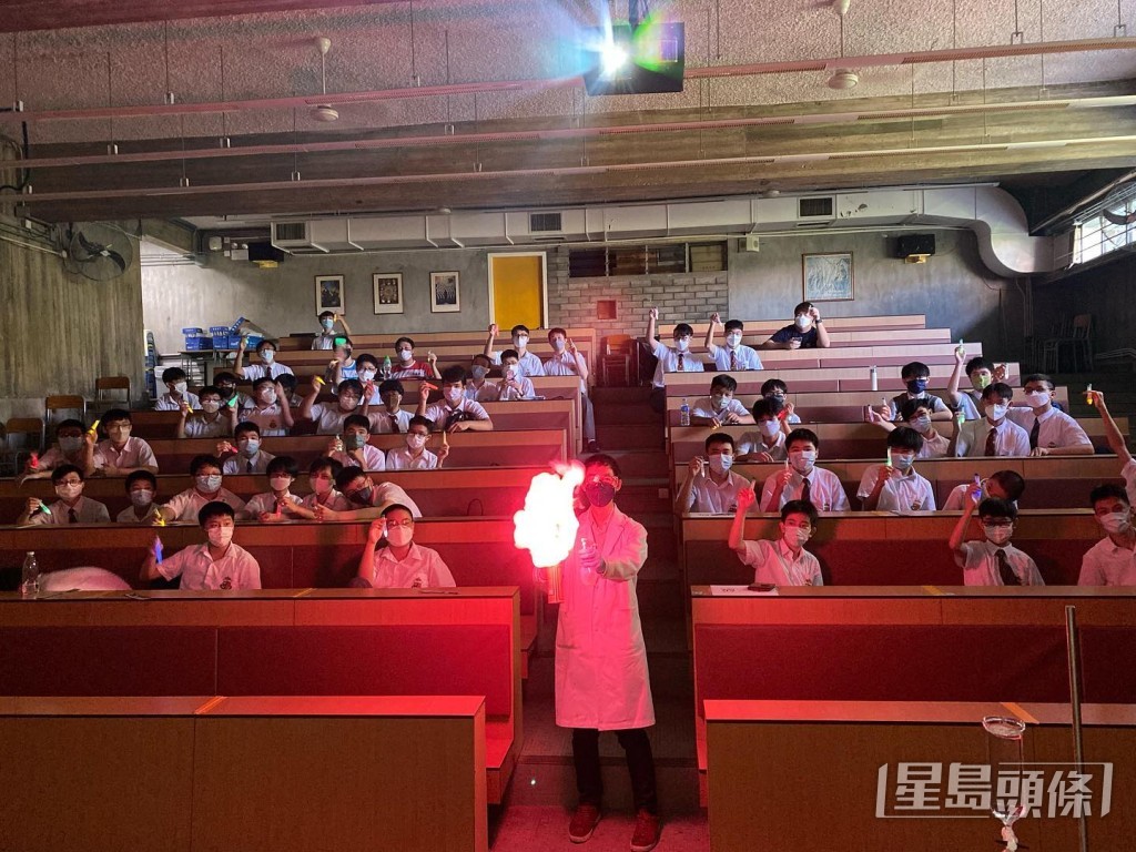 「火博士」會接受各大傳媒訪問以及到不同中小學出席講座及教學，形象正面。