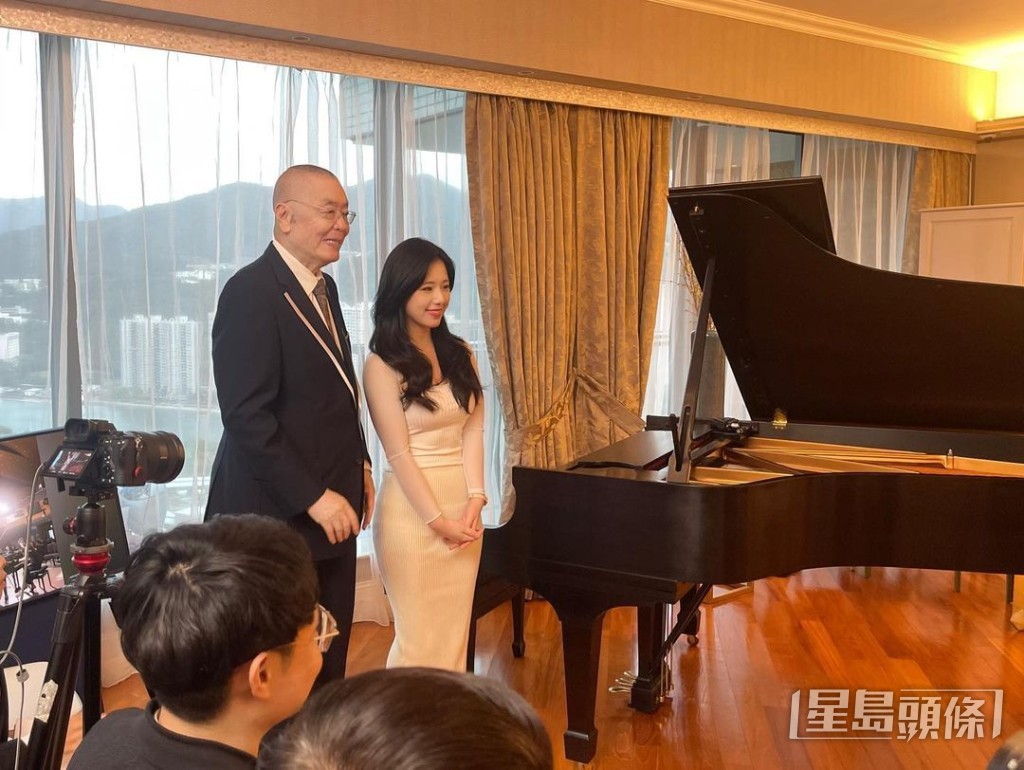 Nichole是國寶級鋼琴大師劉詩昆的高徒。