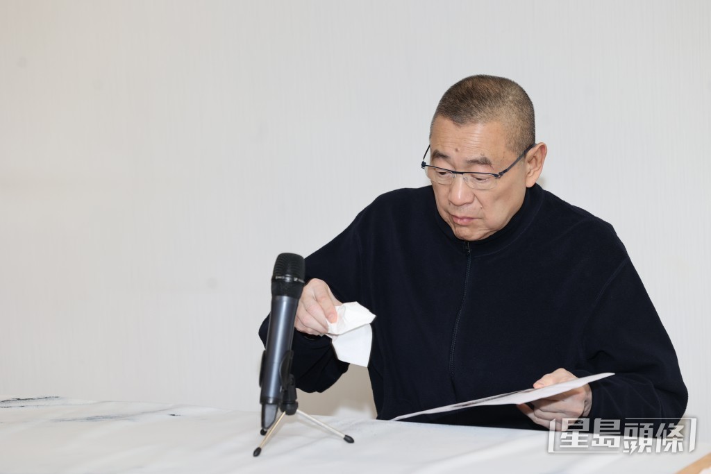 對於傳聞太深入民心,有記者建議大劉開個頻道去澄清,他表示:「唔係(點擊)過百,係過億呀!我真係想開個頻道,屋企人話唔好,會好容易被人駭入去、被駭講黃絲、講反中亂港;我真係想講我見到火滾的事,但一陣被駭入去,話我講想邊個落台,咁我就仆X。」