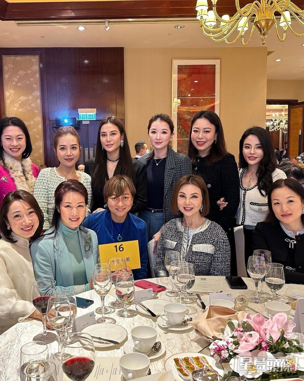 谢玲玲（前右二）在宴会上撞到好多老友。