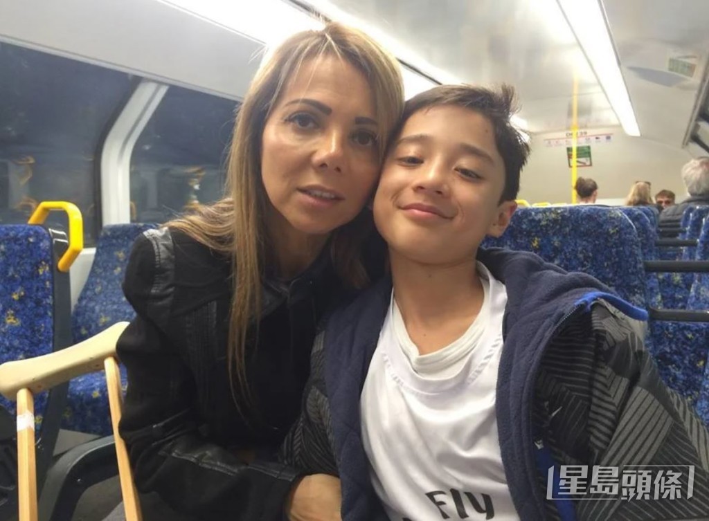 Matthew 12歲時與媽媽合照。