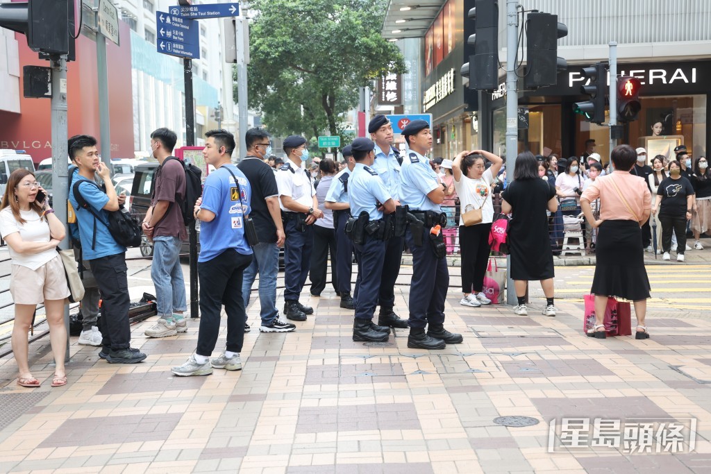 警员到场维持秩序。