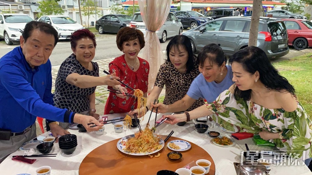 鄭明明(左三)和丈夫陳樹德(左一)2020年夫妻回印尼過年。