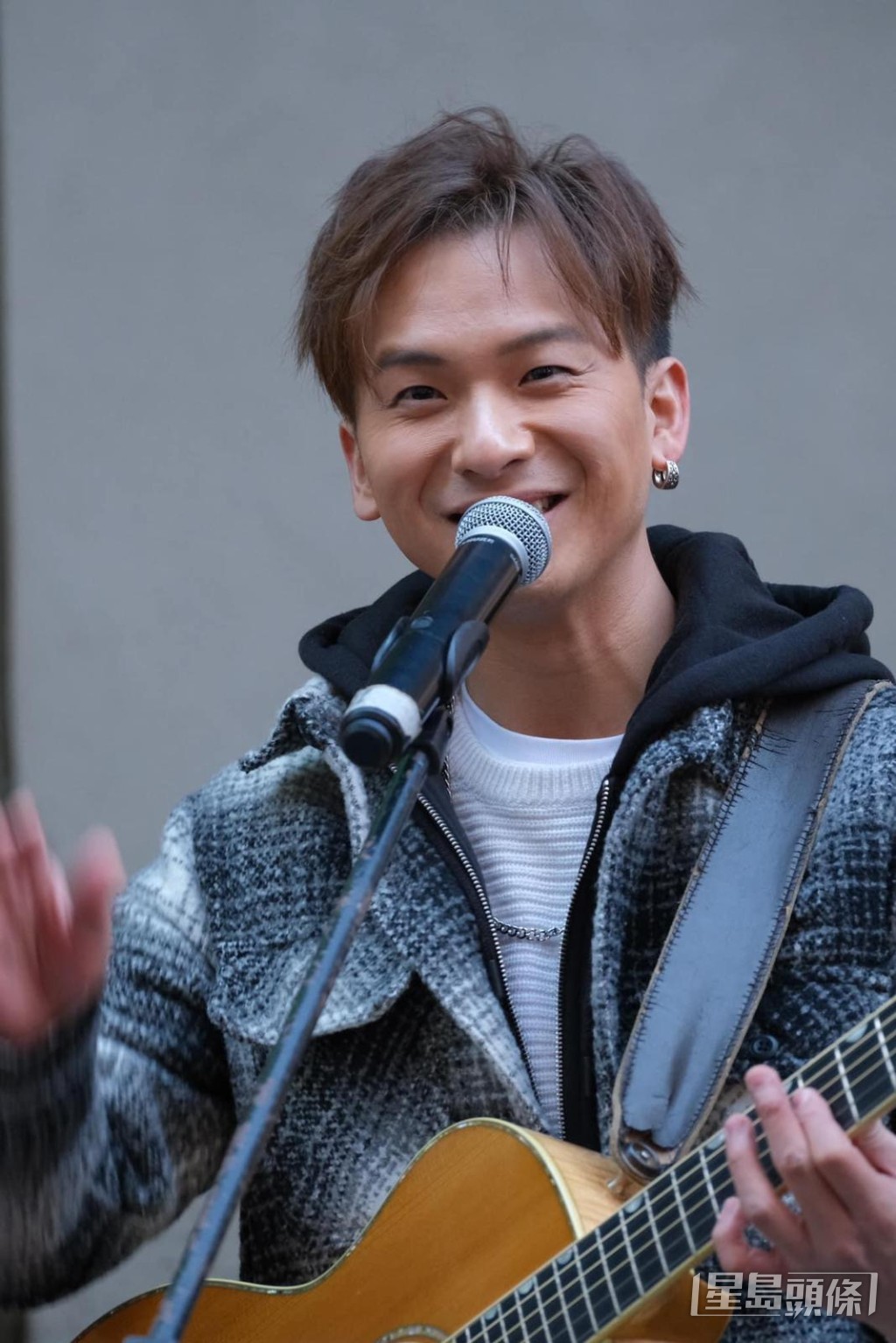 曾主持有線電視節目《線動真音樂》的周吉佩,2009年加入香港電台「TeenPower」擔任Web J,2013年至2018年間轉投傳媒行業,先後於兩家報社擔任網絡節目主持。
