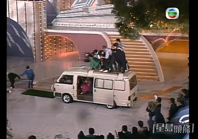 【1987年】當時仍未成為國際影帝的梁朝偉,以牙力拉貨van,車上還有20個藝人!最後成功拉到大半個車位,拉到牙骹軟。