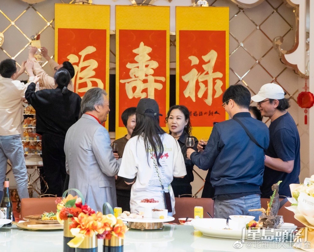 湯唯和老公傍實父親祝酒。