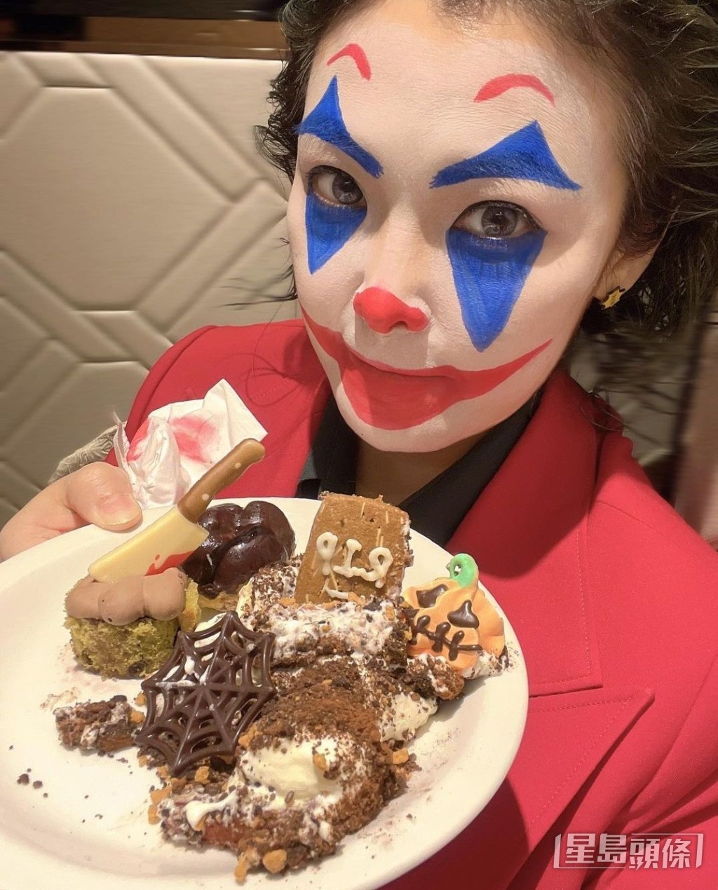 每年萬聖節姚安娜會扮小丑。
