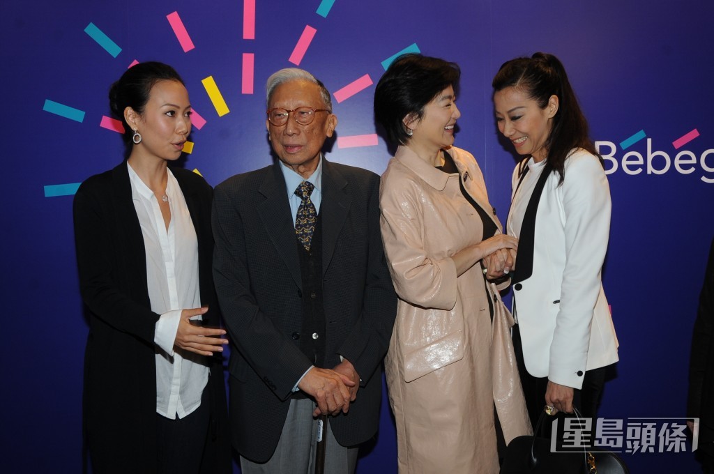 張天愛(左一)女兒邢嘉倩(右一)2013年開設幼兒教育中心,當時繼母林青霞(左二)出席外,公公張有興亦有現身,她還表示公公也給了她不少意見。
