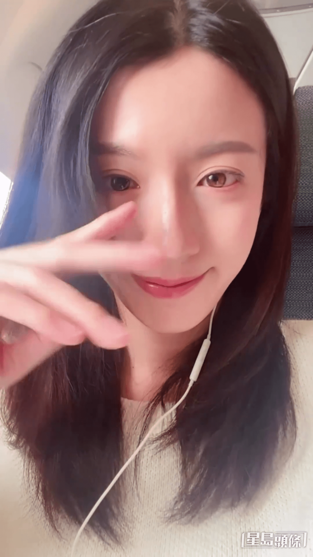 蔡思贝机上继续自拍。