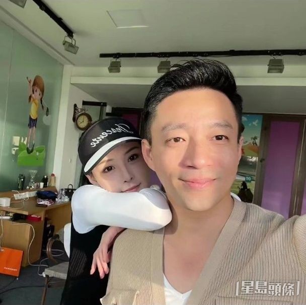 张颖颖曾在抖音公开与汪小菲靠在一起的合影。  ​