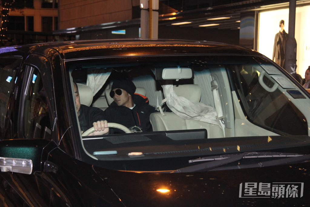2014年王菲和囡囡竇靖童來港，謝霆鋒以七人車迎接女友返回寓所。