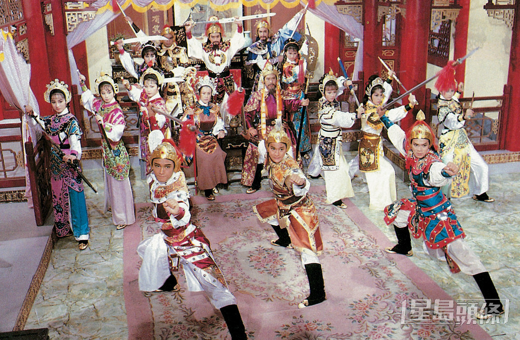 李國麟（第四排左一）1975年已經入行，1985年有份演出《楊家將》飾演「楊三郎」。	