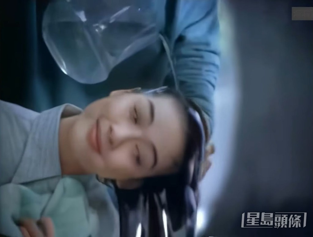 获发哥为其洗头。