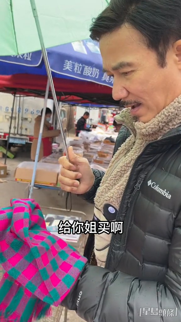 去市場拍片都掛住老婆。