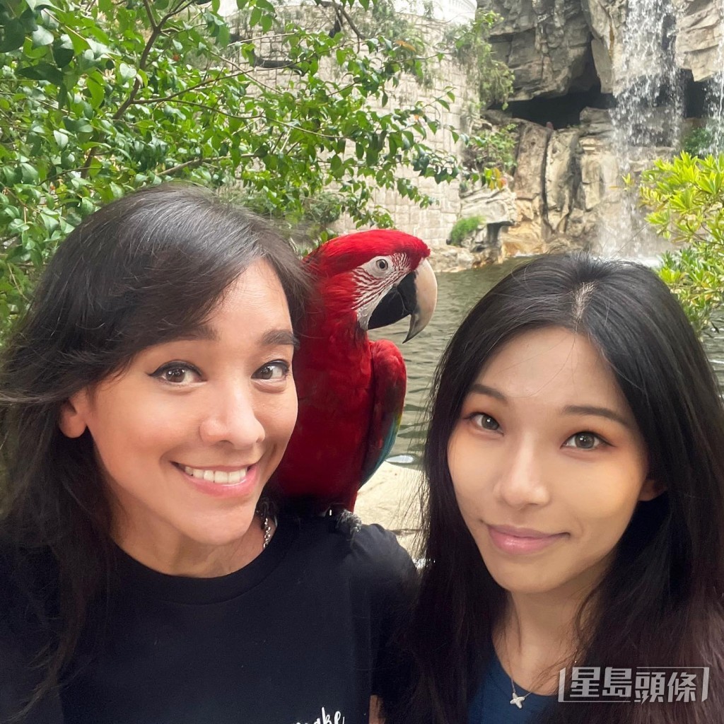 郭秀雲(左)稱當日帶去該中心醫治的白鴿,在手術後不幸離世,而其另一隻原本健康的雀鳥也因被該獸醫過度麻醉而致死,故自覺有責任堅持打官司。