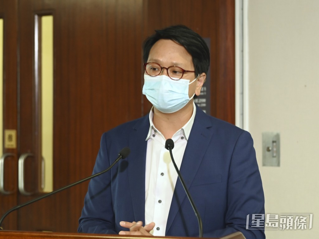 鄧家彪表示現時需要提供助力,「撻返着引擎」。資料圖片