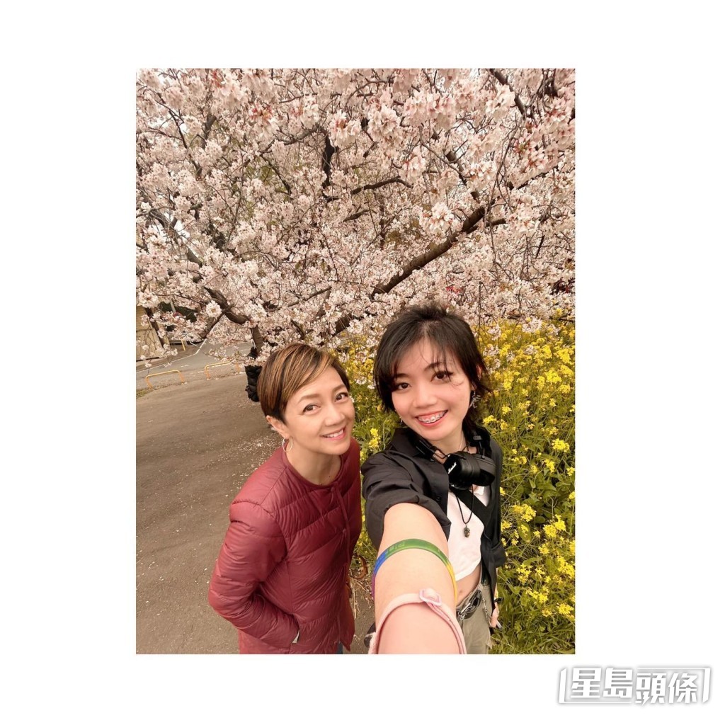 兩母女看櫻花。