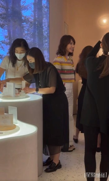 黎姿日前現身尖沙咀巡視自家護膚品牌店鋪。
