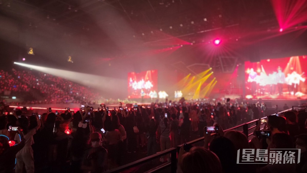 TREASURE演唱會未開始前，Fans已在場內合唱組合的歌曲。