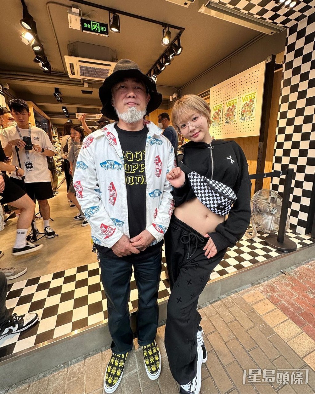 浜崎真緒今日又露腰去潮店打卡。