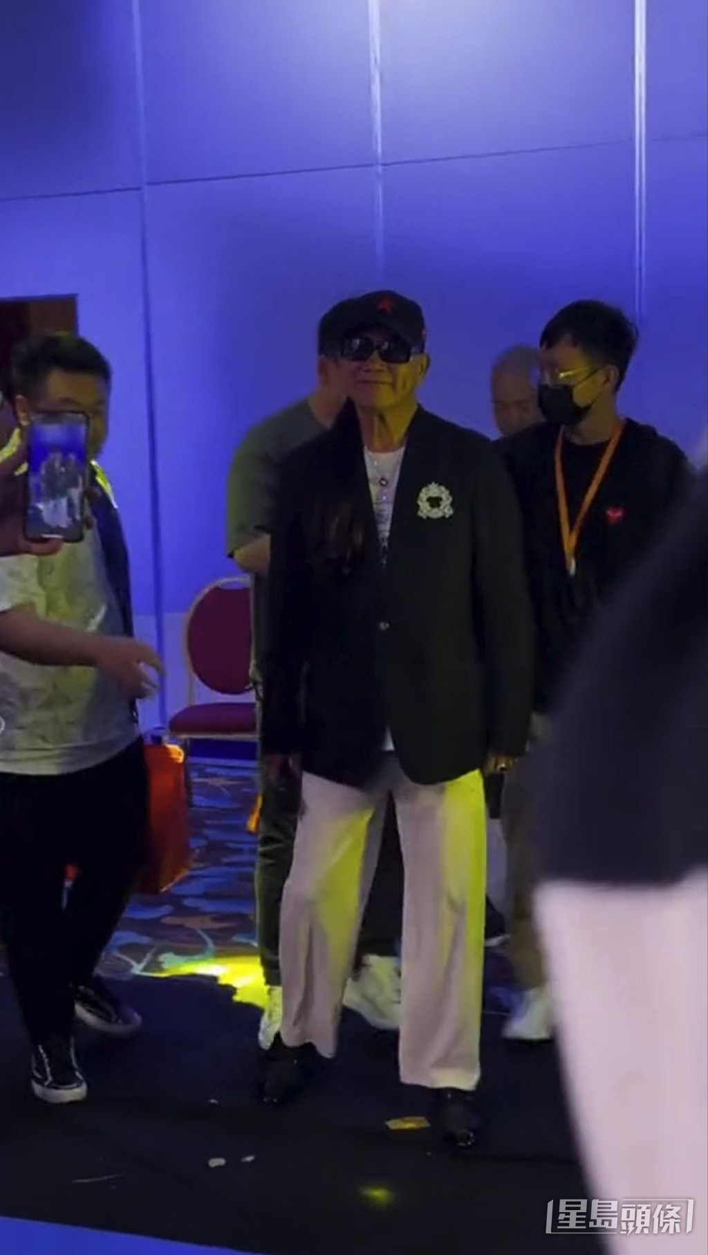 條頸啲青筋都現埋。