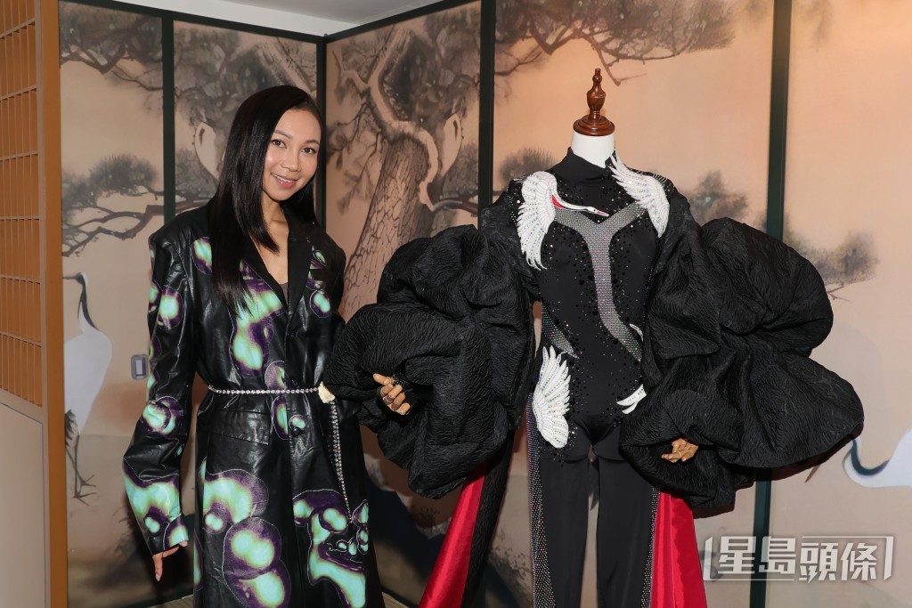 店內展出江海迦拍MV的服裝、道具咪及相片，並設新歌試聽。