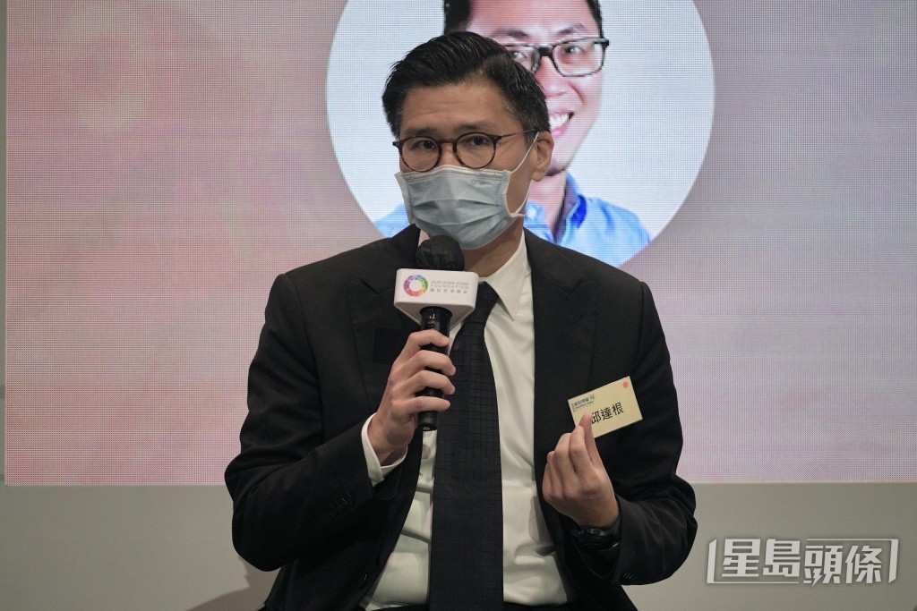 邱達根問政府有否研究改用「安心出行」的可能性。資料圖片