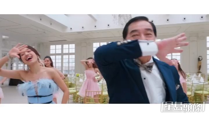 秦沛與女兒一同演出。