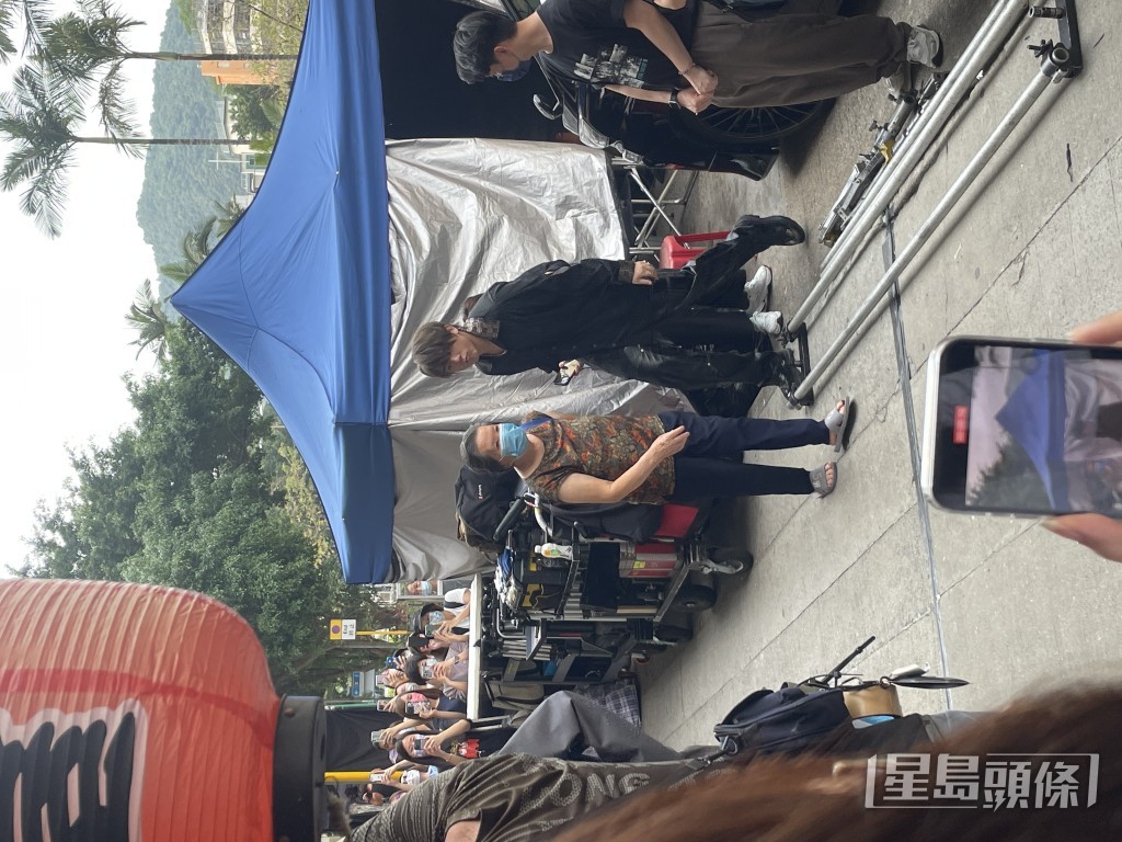 姜濤差啲撞到阿婆！