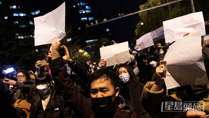 北京等内地主要城市继续有民众上街，抗议长期封控措施。路透社图片