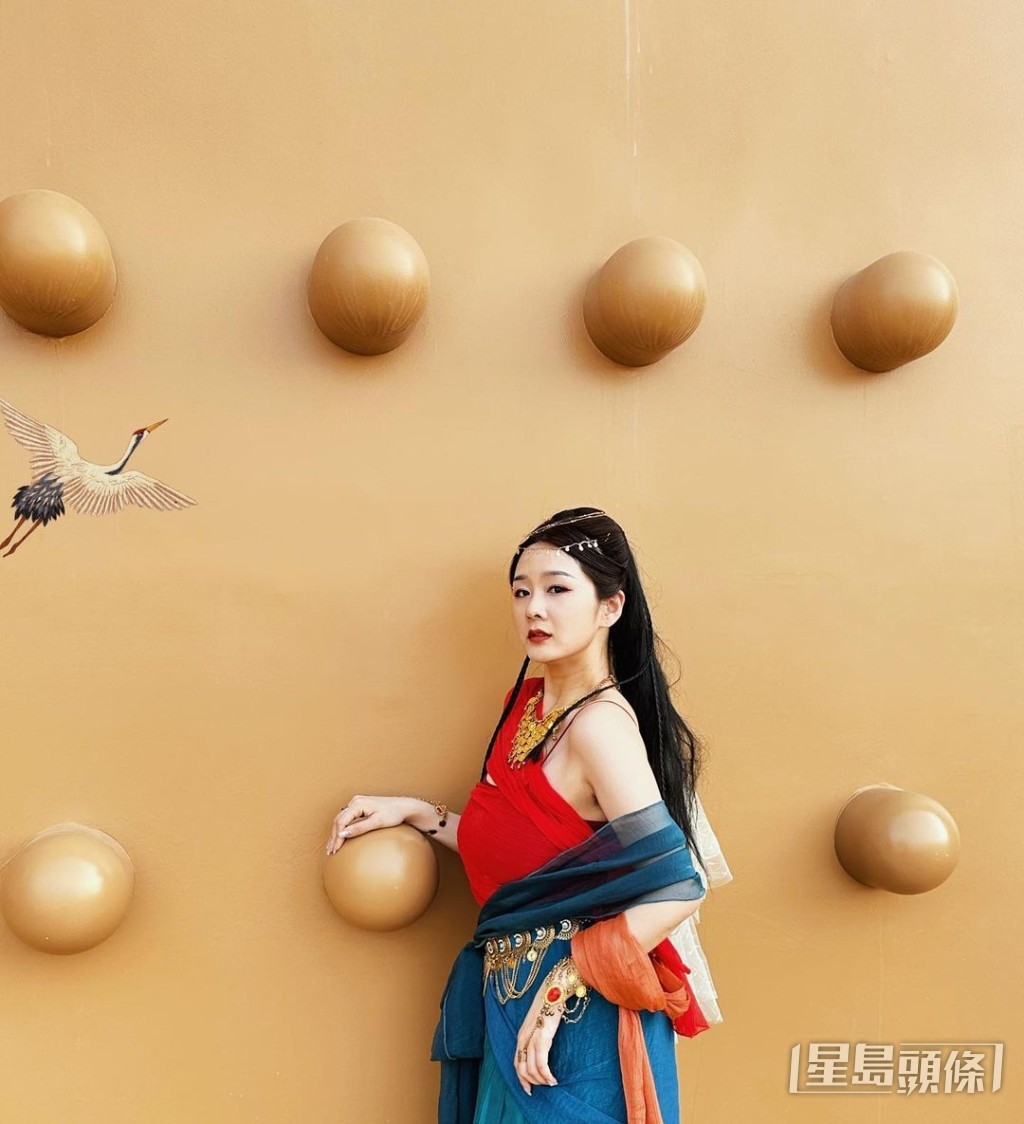 孫雪祺換上鮮紅肚兜化身「古代西施」。