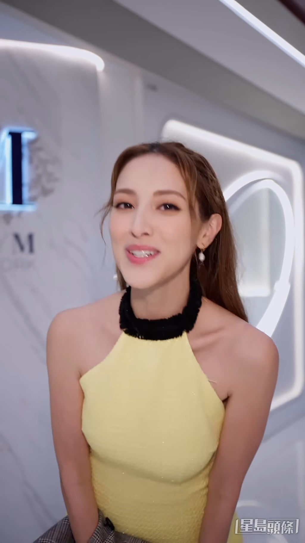 陈凯琳胸前已经有高低不一的情况，左胸明显较低。