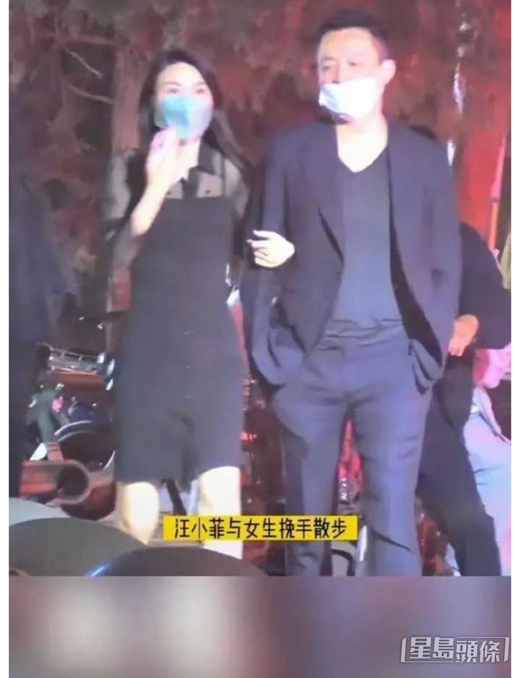 汪小菲任由女伴蹺手。(微博圖片)