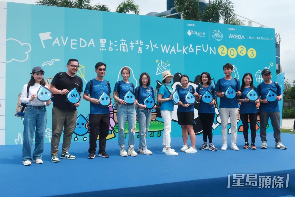 鄧麗欣、洪永城主禮。