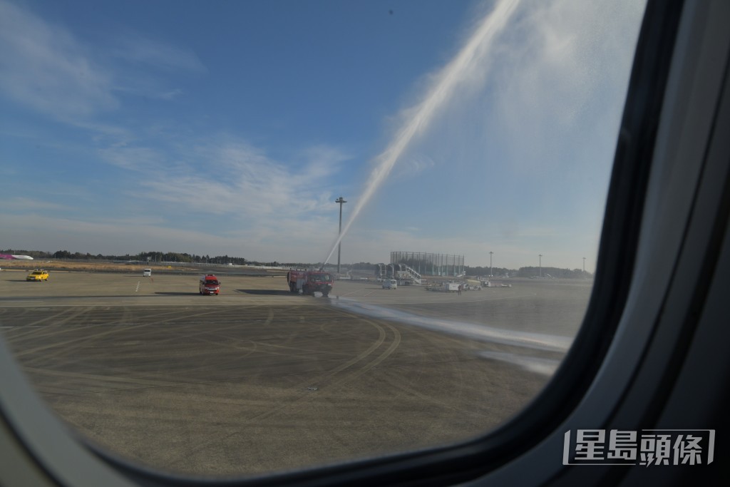 日本方面安排灑水儀式歡迎航機到達。梁譽東攝