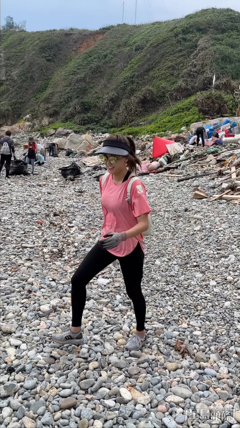 受港姐邢慧敏邀请到海滩执垃圾。
