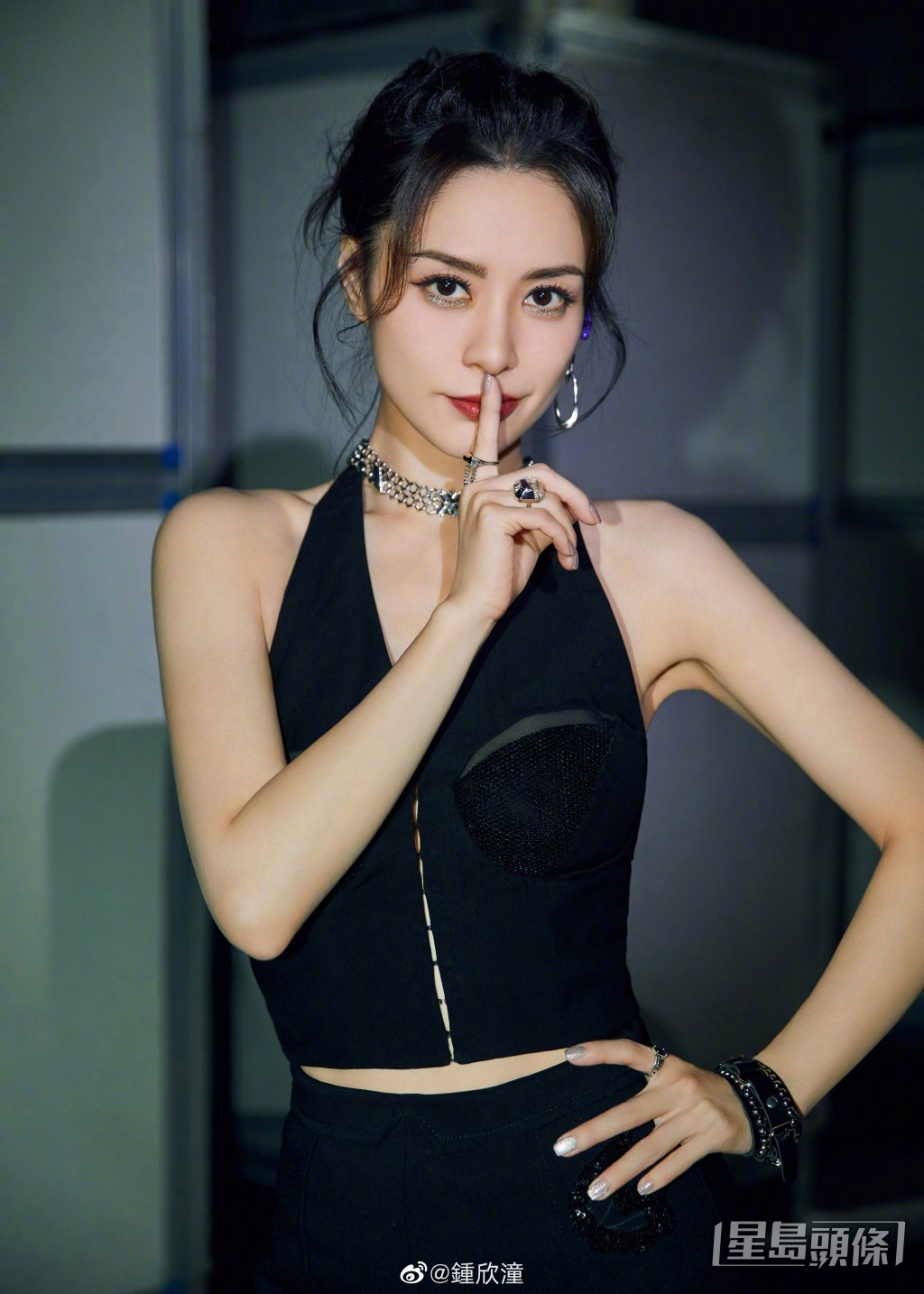 阿嬌回到酒店就即要菅妝。