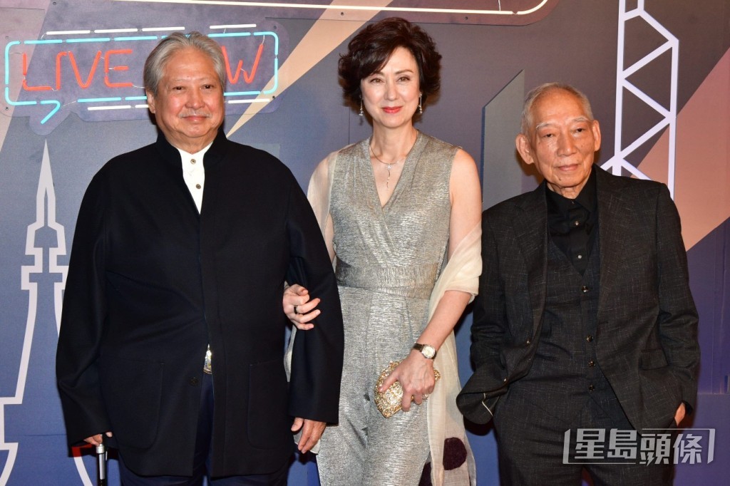 袁和平(右)上個月精神奕奕,與洪金寶夫婦一同出席頒獎禮。