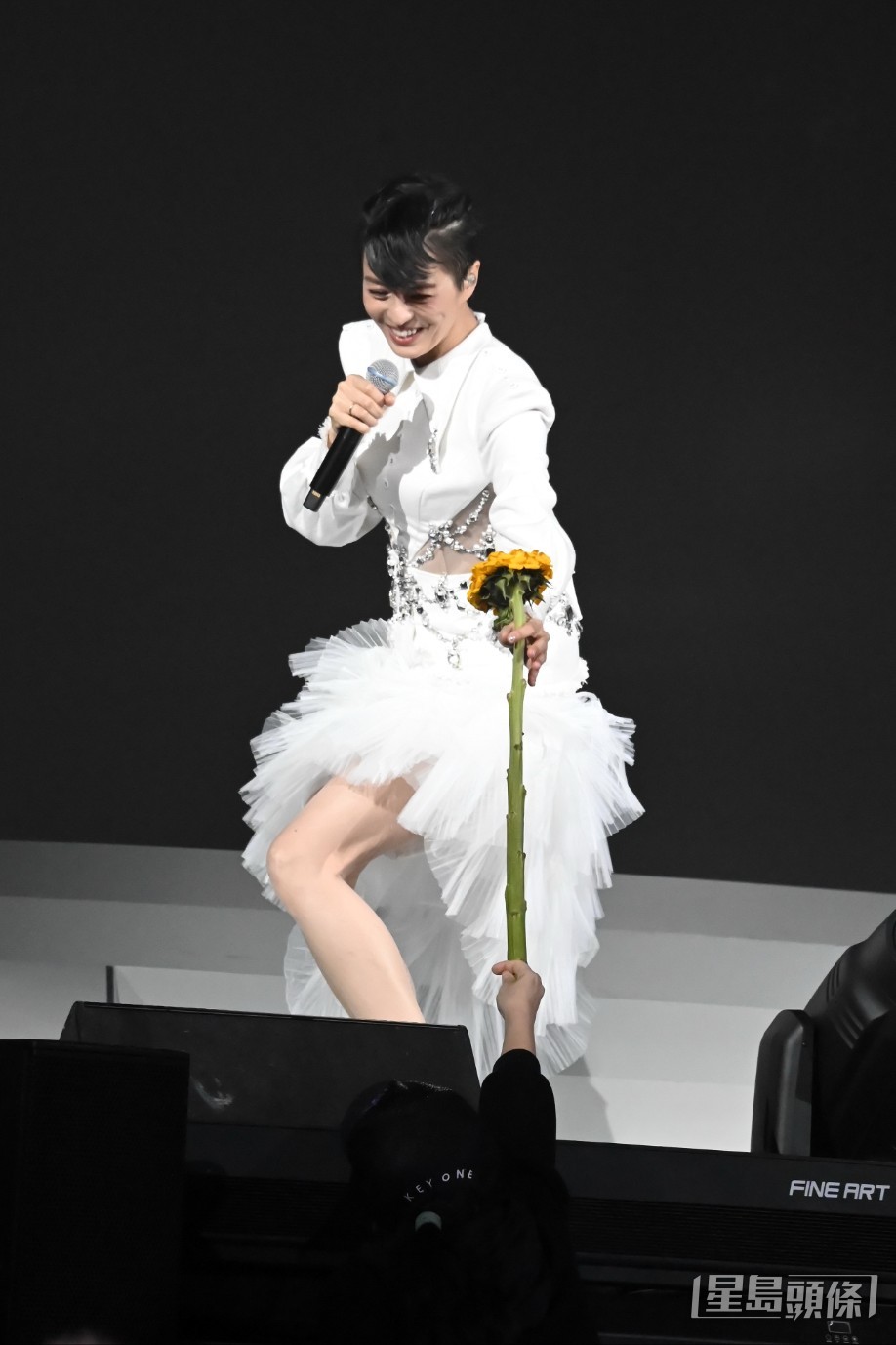 有歌迷送花！