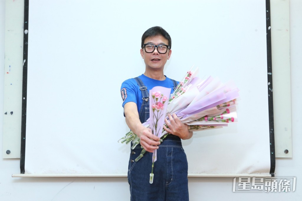 在母親節活動上獻花。