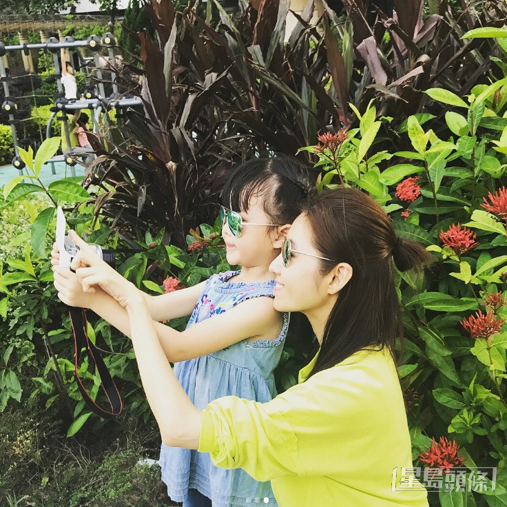 陈自瑶不时陪女儿外出玩乐。