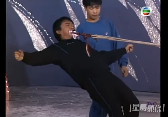 【1987年】當時仍未成為國際影帝的梁朝偉,以牙力拉貨van,車上還有20個藝人!最後成功拉到大半個車位,拉到牙骹軟。