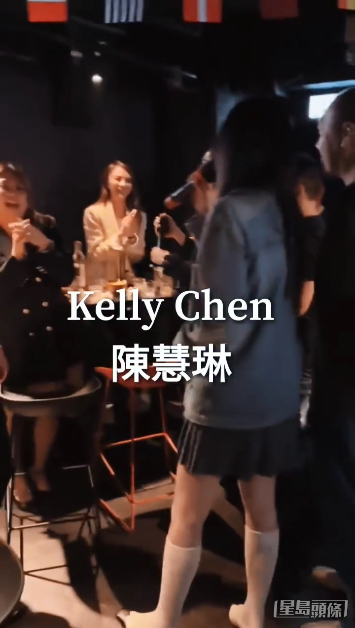 最近Kelly在酒吧唱歌的片段在网上流传，Kelly身后的男士疑似就是她老公刘建浩。