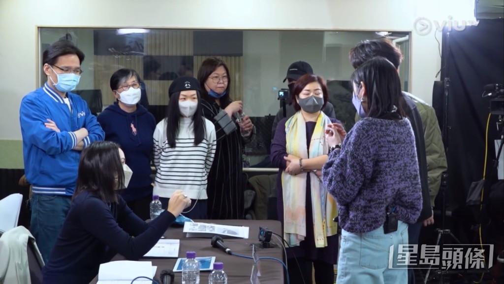 花姐忍唔住直接問佢:「定係(你想)辭職呀?」
