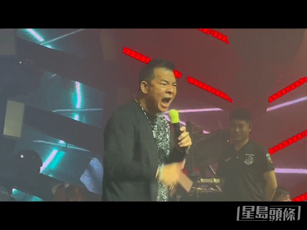 不過台上工作人員好冷靜。