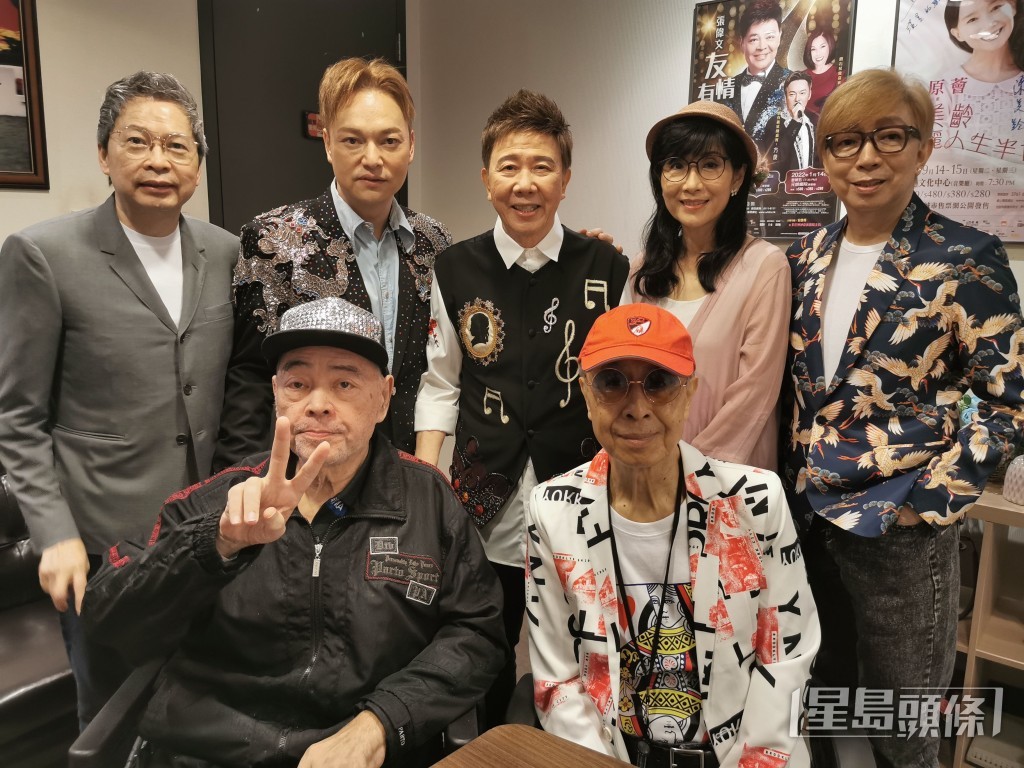 環星娛樂老闆張國林(左一)為一班歌手開騷,包括方伊琪(右二),張偉文經理人方俊(左二)擔任表演嘉賓。