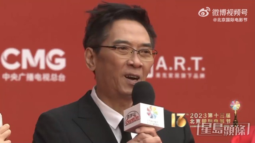 導演關錦鵬透露電影《八個女人一台戲》預計今年上映。